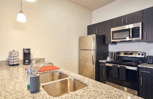 Salt Lake City Apartment | King Bed*Desk*Hot Tub*Gym*Downtown/Ski and See