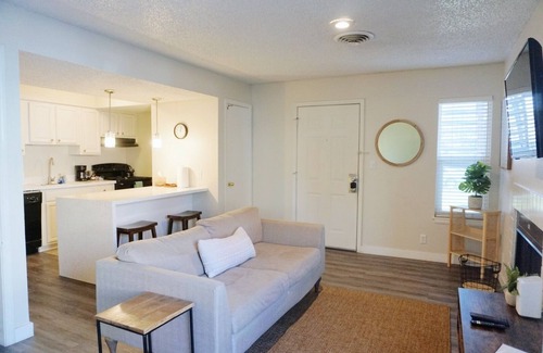 Central City Apartment | King Bed * Down Town * Comfortable Studio Apt.