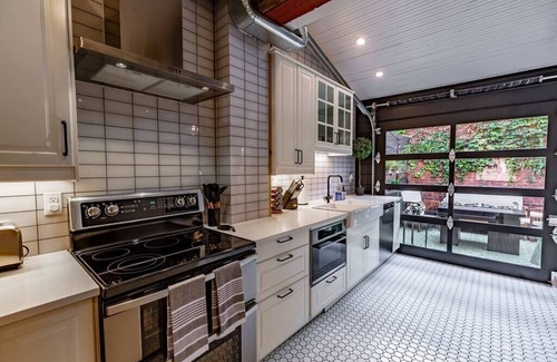 South Side Flats House | King Bed Free Parking Arcade Fire Pit Family