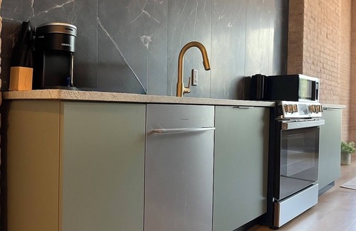East Allegheny Apartment | KING bed Free Parking Central Stay