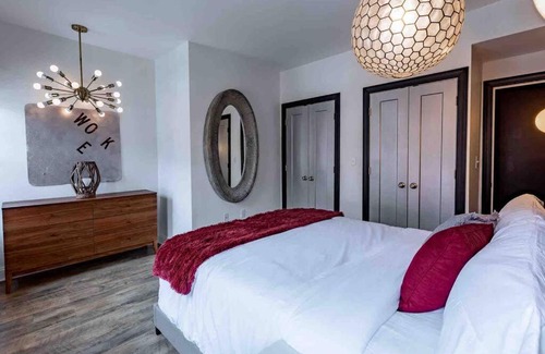 South Side Flats House | King Bed/Free Parking/BBQ/Fire pit/Arcade