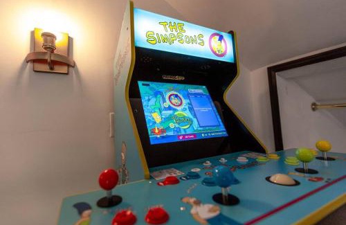 South Side Flats House | King Bed/Free Parking/BBQ/Fire pit/Arcade