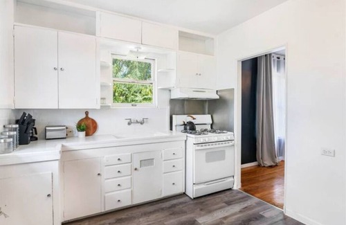 Monticello Park Apartment | King bed-Fully-Equipped kitchen-Monthly Rentaln