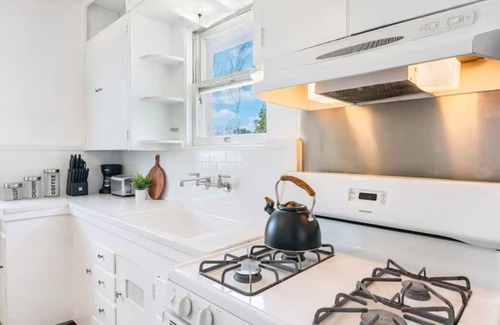 Monticello Park Apartment | King bed-Fully-Equipped kitchen-Monthly Rentaln