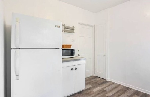 Monticello Park Apartment | King bed-Fully-Equipped kitchen-Monthly Rentaln