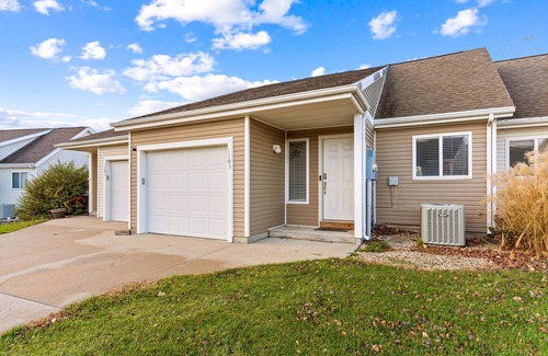 Manhattan House | King Bed, Garage and Free Parking, KSMANE1205