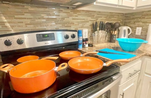 North Houston Apartment | King bed/gym/pool/BBQ@theHeights, LongStayDiscount