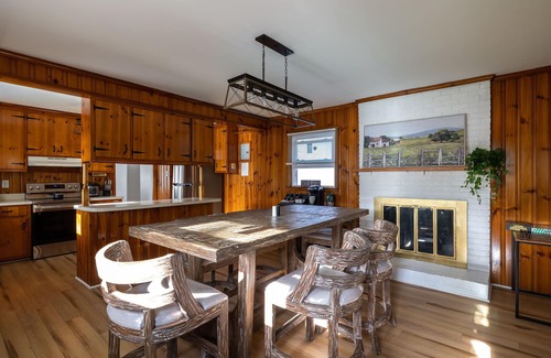 Greensboro House | King Bed, High Speed Internet, work space, well equipped for long stays!