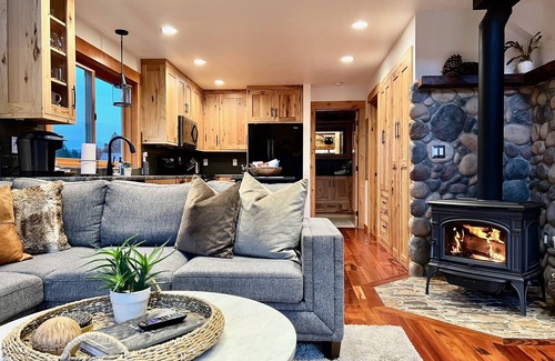 Leavenworth Ski Chalet | King Bed Hot Tub Views Fire Pit Fast WiFi