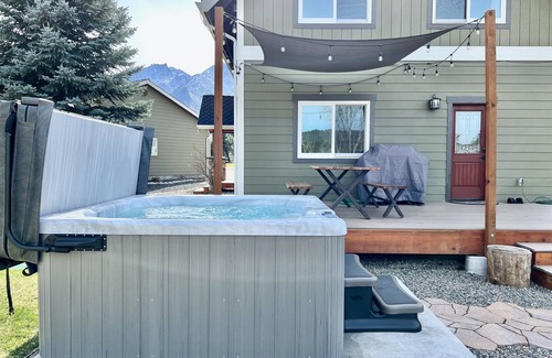 Leavenworth Ski Chalet | King Bed Hot Tub Views Fire Pit Fast WiFi