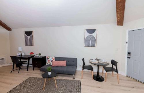 Huntsville Apartment | King Bed Modern Studio Apartment