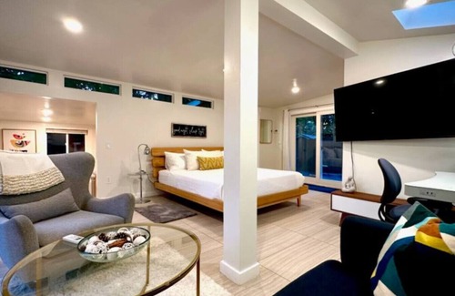 Carmichael House | King Bed-Peaceful Modern Cottage-Garden Setting