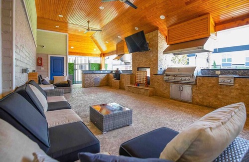 North Houston Apartment | King bed,pool/gym/BBQ@theHeights, LongStayDiscount