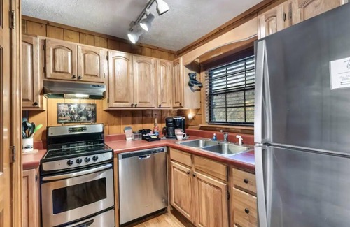 Sevierville Cabin | King Bed, Pool Table, Hot tub, Vinyl Record Player, Covered Back Porch w VIEWS!