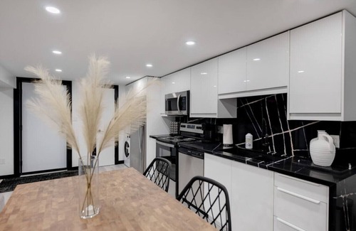Niagara Falls Apartment | King Bed/Selfie Wall/Large Bathtub/Laundry