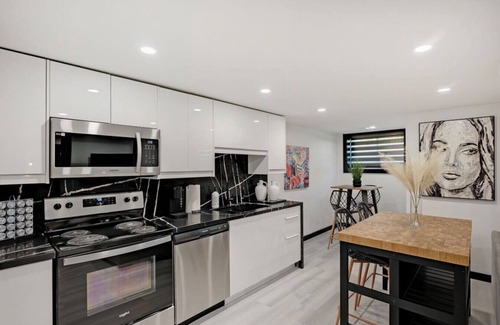Niagara Falls Apartment | King Bed/Selfie Wall/Large Bathtub/Laundry