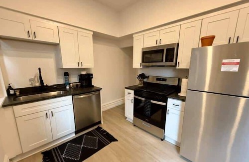 Victorian Village House | King Bed - Short North - Free Parking - Convention