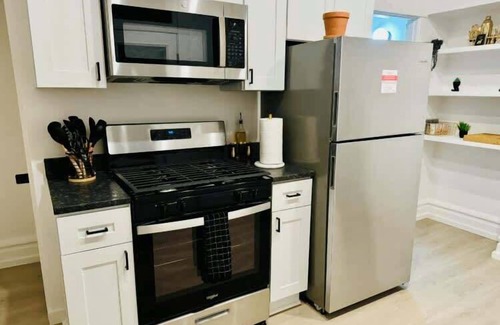 Victorian Village House | King Bed - Short North - Free Parking - Convention