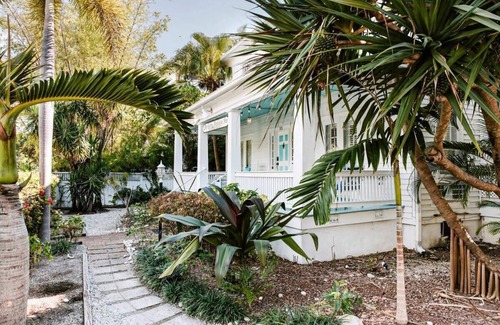 Historic Seaport Apartment | King Bed + Sleeper Sofa & Balcony -James House