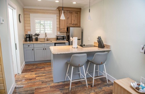 Madeira Beach Cabin | King Bed-Step to Madeira Beach-Heated Pool-Private