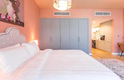 Jumeirah Lake Towers Apartment | King Bed Studio Near Metro Pool Fast Wifi