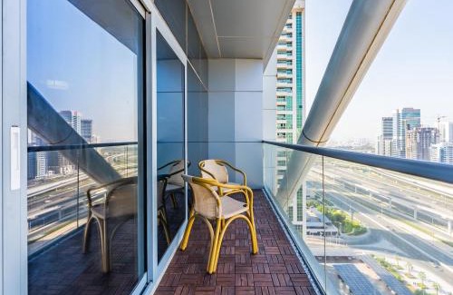 Jumeirah Lake Towers Apartment | King Bed Studio Near Metro Pool Fast Wifi