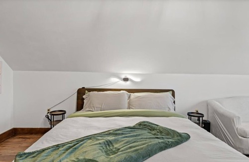 Townsend Hotel | King Bed | Tree Views | Sofa Lounge | Cozy Room