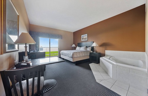 Put-in-Bay Hotel | King Bed & Whirlpool Tub - First Floor Patio