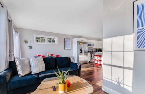 Southern Coast Apartment | King Bed | Work PC | w Parking