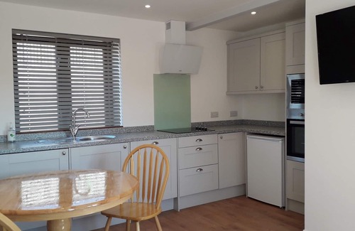 Clyst Saint George Apartment | King bedroom and twin bed room with ensuites