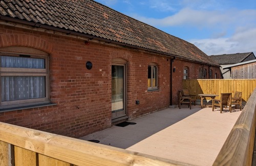 Clyst Saint George Apartment | King bedroom and twin bed room with ensuites