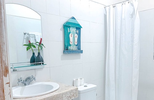 Tanjungbenoa Bed & Breakfast | King Bedroom with Sea View Terrace