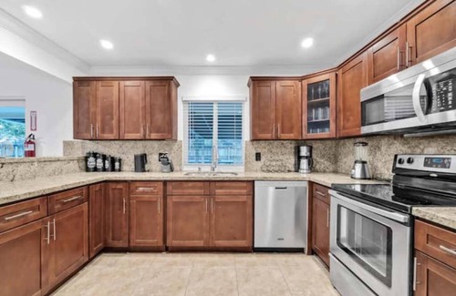 Survey Creek House | King Beds, Game Room, Pet Friendly, Private Pool, Ping-Pong - SAME DAY BOOKINGS!