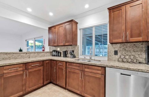 Survey Creek House | King Beds, Game Room, Pet Friendly, Private Pool, Ping-Pong - SAME DAY BOOKINGS!