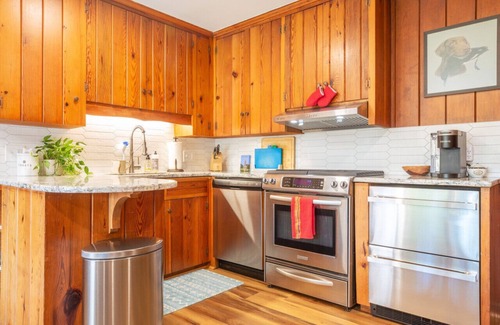 Chapel Hill House | King Beds, hiking trail, swimming, fishing