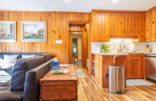 Chapel Hill House | King Beds, hiking trail, swimming, fishing