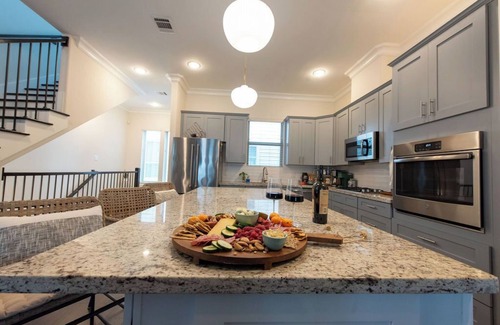 North Houston House | King Beds l Walkable l In Home Gym l Garage l Firepit l Near Heights & Downtown!