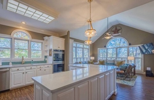 Athens House | ⚡️⚡️⚡️KING Beds near UGA: Theater, Game Room, Hot Tub, Golf & River, 4 Game Tables⚡️⚡️⚡️