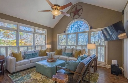 Athens House | ⚡️⚡️⚡️KING Beds near UGA: Theater, Game Room, Hot Tub, Golf & River, 4 Game Tables⚡️⚡️⚡️