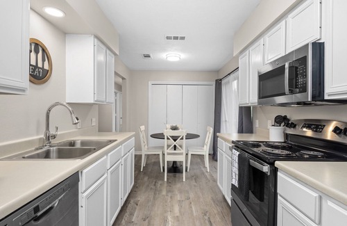 College Station House | King beds, two living rooms and plenty of parking