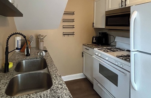 Indianapolis House | King Beds, Walk to Trail, Safe & Quiet, Parking