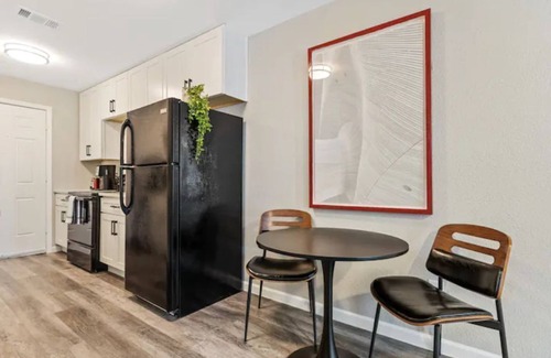 Irving House | King BR| Patio| Blkout curtns| Hospital|Tech hub