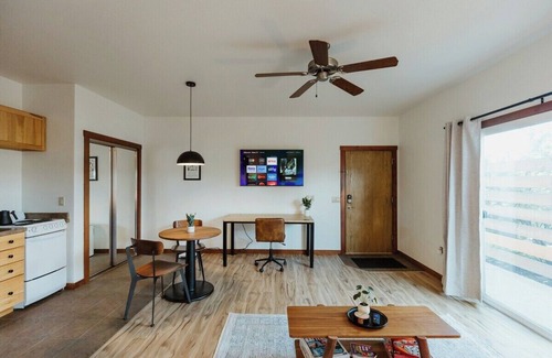 Kalispell Apartment | King Deluxe Studio Suite with Full Kitchen and Washer/Dryer in the Heart of Kalispell, MT