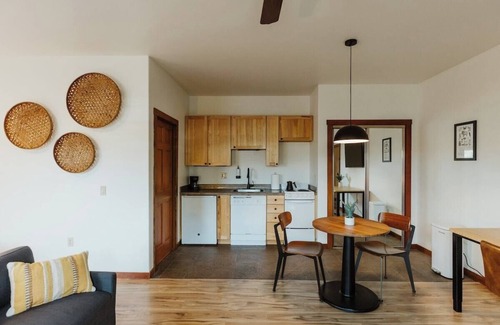 Kalispell Apartment | King Deluxe Studio Suite with Full Kitchen and Washer/Dryer in the Heart of Kalispell, MT