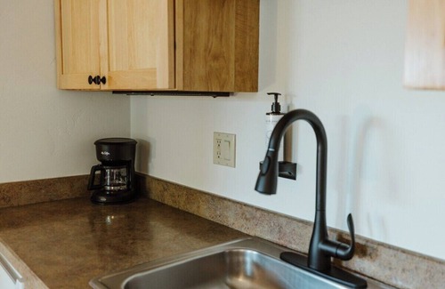 Kalispell Apartment | King Deluxe Studio Suite with Full Kitchen and Washer/Dryer in the Heart of Kalispell, MT