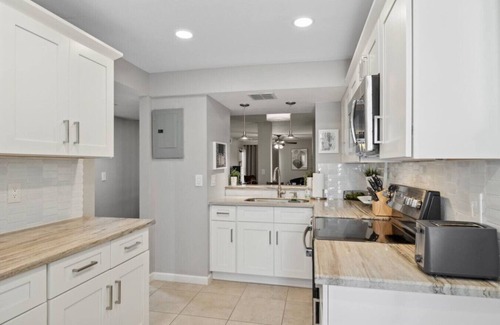 Camelback East House | King Ensuite | Heated Pool | Hot Tub | Gym