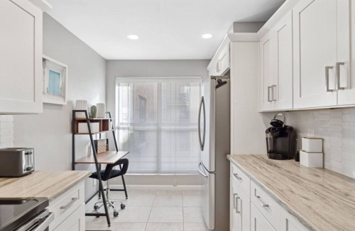 Camelback East House | King Ensuite | Heated Pool | Hot Tub | Gym