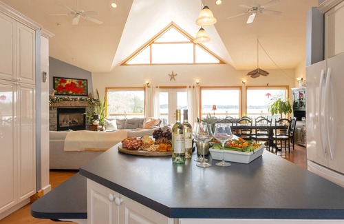 Rideau Lakes House | King Estate Rideau | Waterfront | Sleeps 16 | 4 Acres | Views!