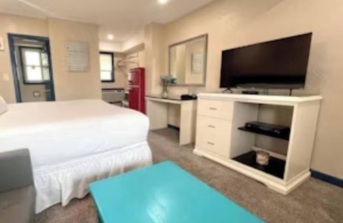 Buzzards Bay Hotel | king Grand with sofa sitting area