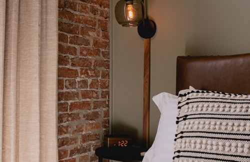 Jacksonville Hotel | King Guest Room at The Jacksonville Inn